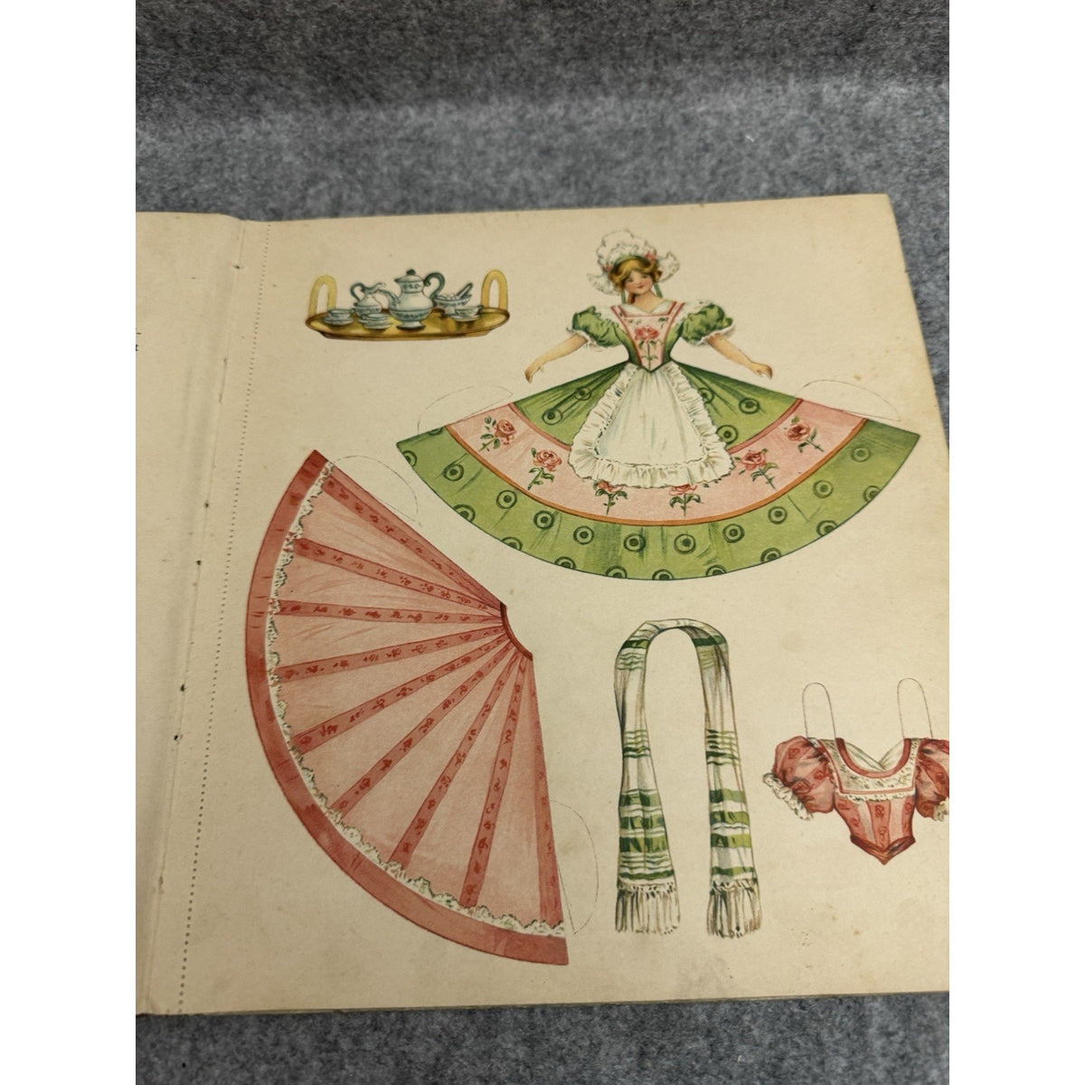 Dolly Darling and Her Pretty Clothes Model Book E. Heatly Antique Paper Dolls