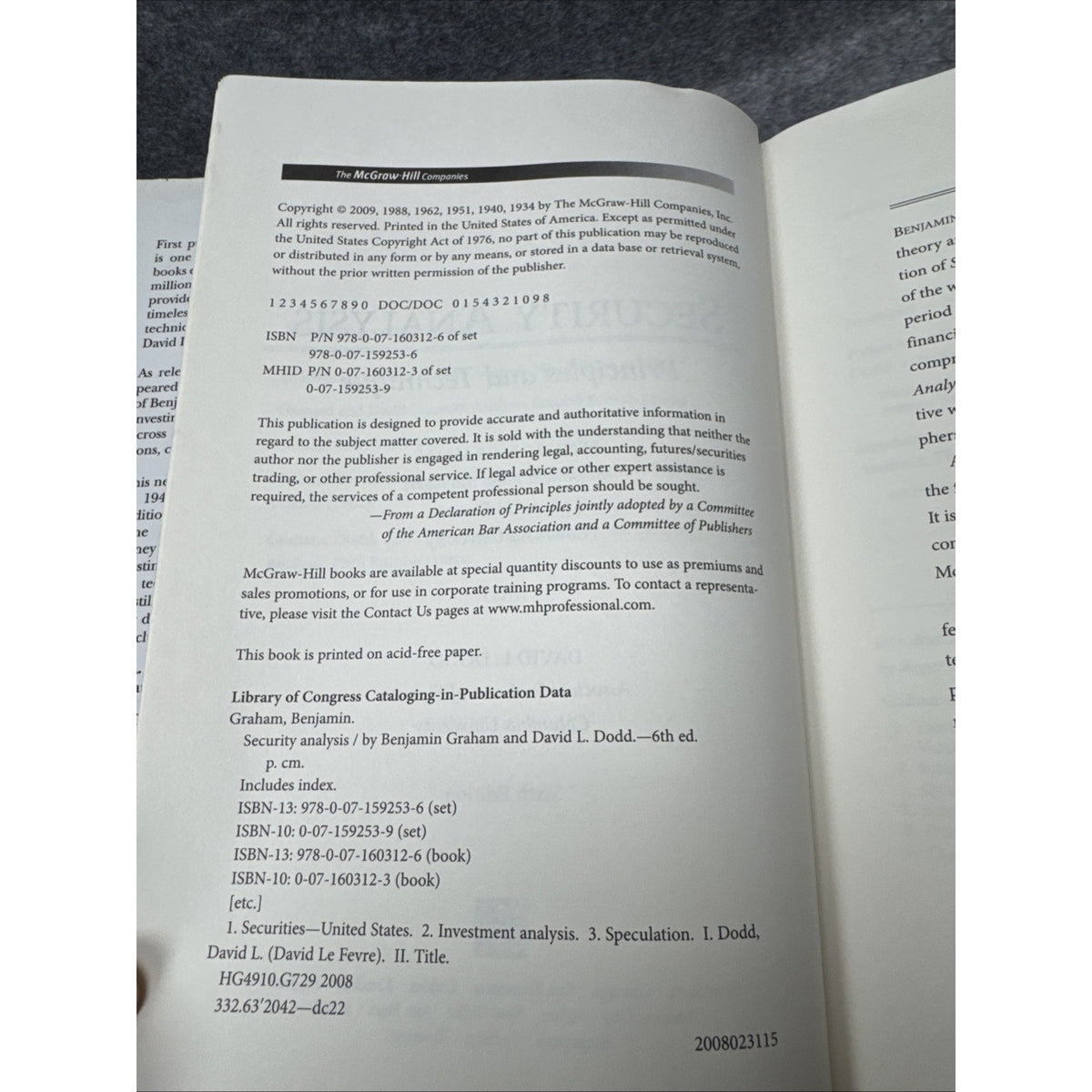 Security Analysis: Sixth Edition, Foreword by Warren Buffett by David Dodd...