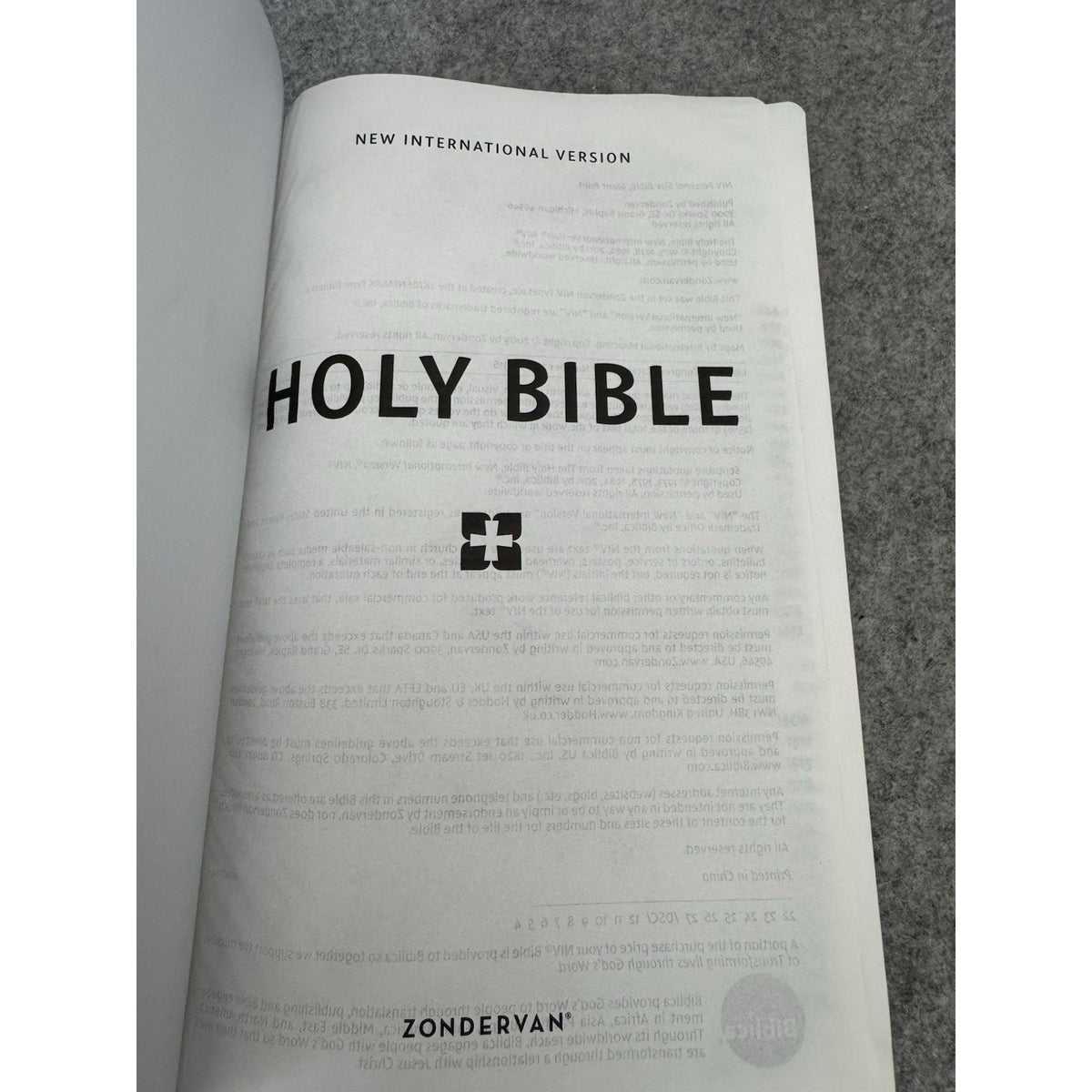 NIV Personal Size Giant Print Bible Gray Leathersoft Zondervan 2022