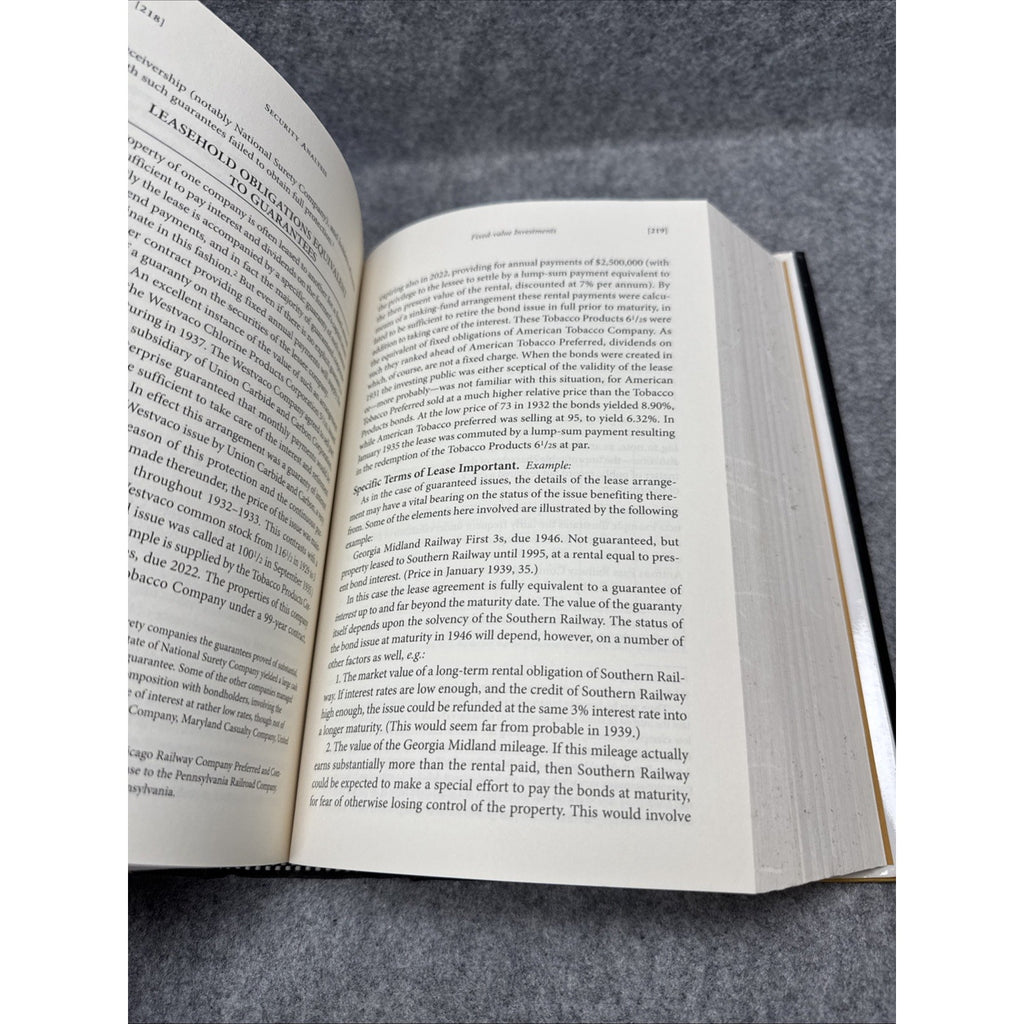 Security Analysis: Sixth Edition, Foreword by Warren Buffett by David Dodd...