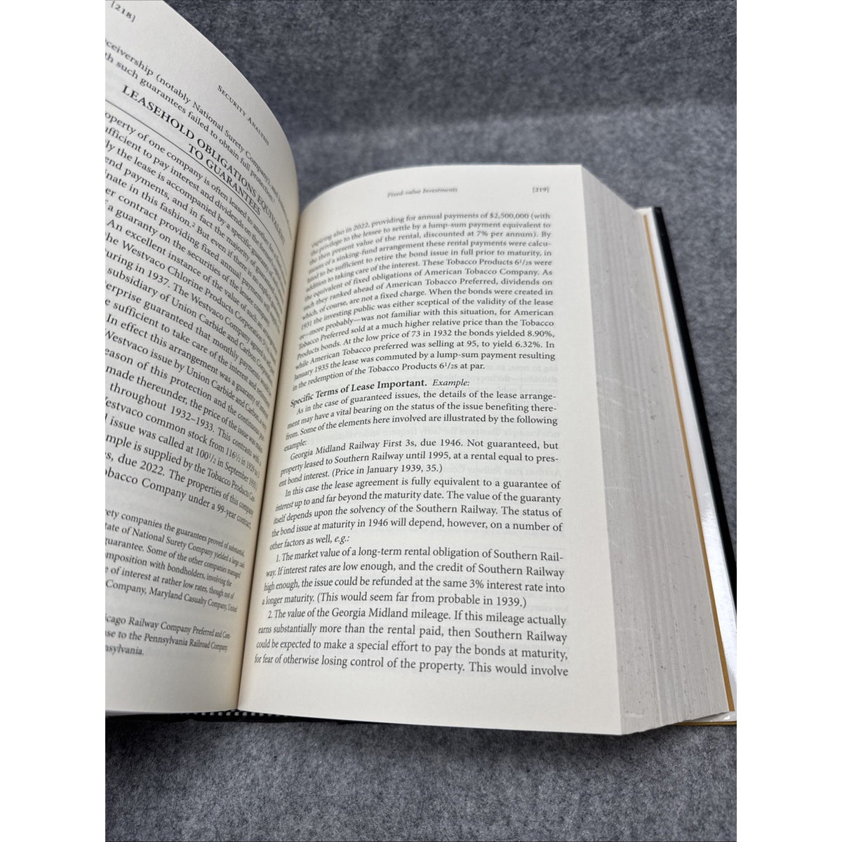 Security Analysis: Sixth Edition, Foreword by Warren Buffett by David Dodd...