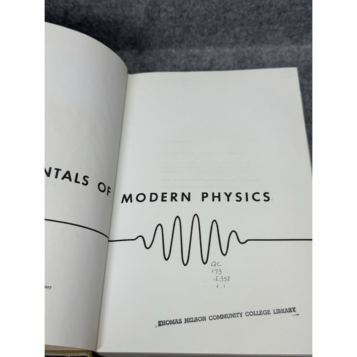 Fundamentals of Modern Physics Robert Eisberg 1966 6th Printing HC DJ