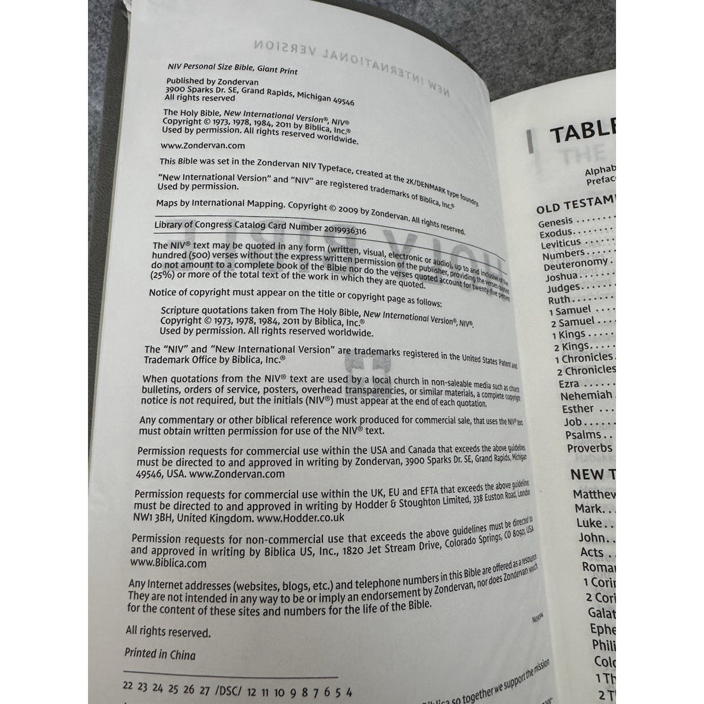 NIV Personal Size Giant Print Bible Gray Leathersoft Zondervan 2022