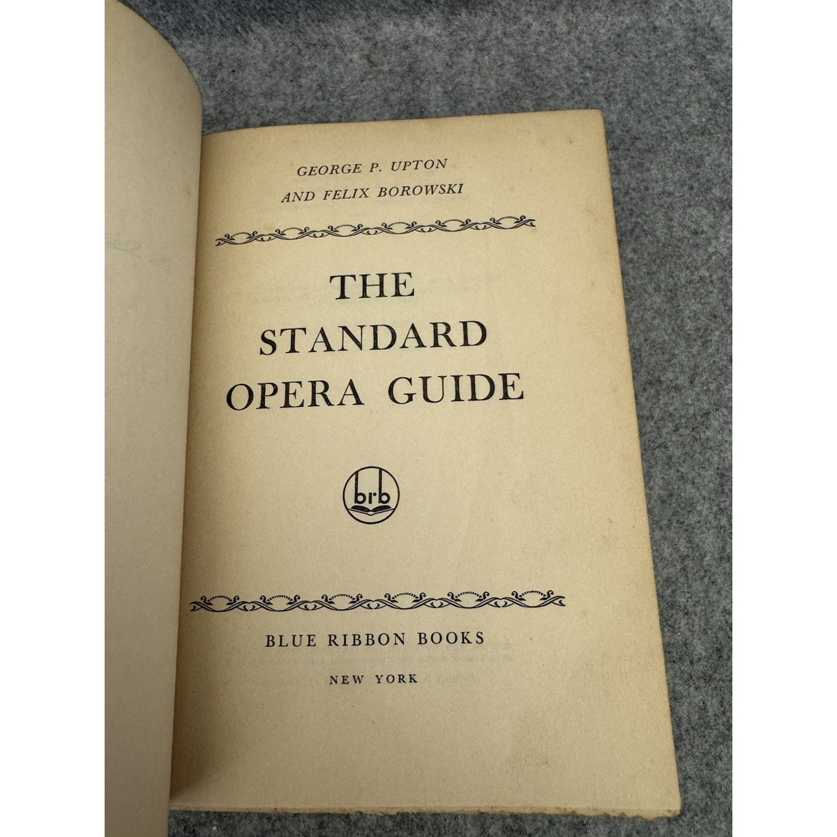 1928 The Standard Opera Guide George P Upton Felix Borowski HC Blue Ribbon
