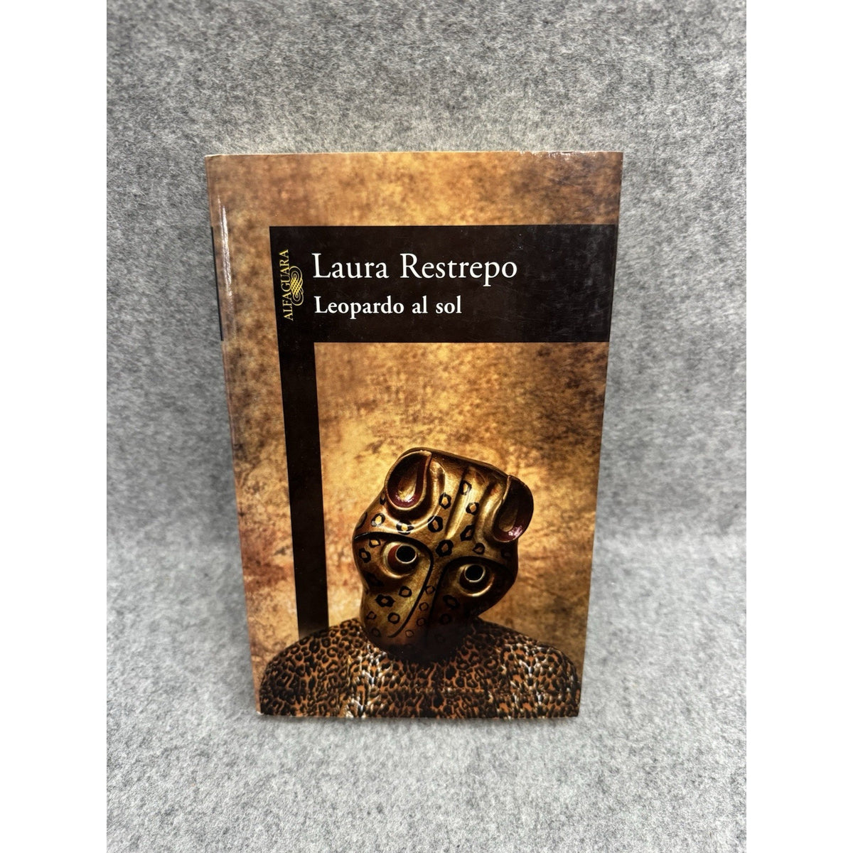 Laura Restrepo Leopardo al Sol 2006 Alfaguara Spanish Paperback